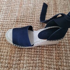 SPLENDID NIB! Navy espadrilles